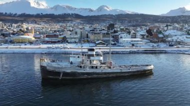 Tierra Del Fuego Arjantin 'deki Ushuaia' da Aziz Christopher Teknesi. Aziz Christopher Gemisi. Gemi Heykeli. Şehir merkezindeki şehir manzarası. Ushuaia 'da Aziz Christopher Teknesi Tierra Del Fuego Arjantin.