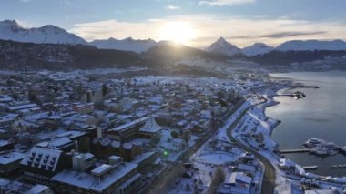 Ushuaia Skyline Tierra Del Fuego Arjantin Ushuaia 'da. Şehir merkezindeki şehir manzarası. Turizm Tarihi Yer. Kar Kaplama Manzarası. Ushuaia Skyline Tierra Del Fuego Arjantin Ushuaia 'da.