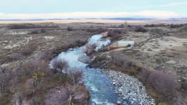 Santa Cruz Arjantin 'deki El Calafate' de Patagonya Skyline. Karlı Dağlar. Nehir Manzarası. Santa Cruz Arjantin. Kış Yolculuğu. Santa Cruz Arjantin 'deki El Calafate' de Patagonya Skyline.