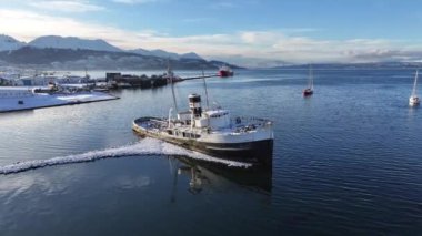 Tierra Del Fuego Arjantin 'deki Ushuaia' da Aziz Christopher Teknesi. Aziz Christopher Gemisi. Gemi Heykeli. Şehir merkezindeki şehir manzarası. Ushuaia 'da Aziz Christopher Teknesi Tierra Del Fuego Arjantin.