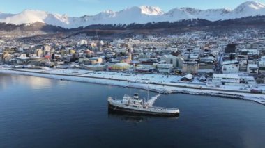 Tierra Del Fuego Arjantin 'deki Ushuaia' da Aziz Christopher Teknesi. Aziz Christopher Gemisi. Gemi Heykeli. Şehir merkezindeki şehir manzarası. Ushuaia 'da Aziz Christopher Teknesi Tierra Del Fuego Arjantin.