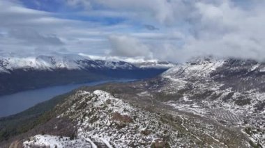 Rio Negro Arjantin 'deki Bariloche' de Patagonya Skyline. Karlı Dağ. Kar Düşen Sahne. Rio Zenci Arjantin. Kış Yolculuğu. Rio Negro Arjantin 'deki Bariloche' de Patagonya Skyline.