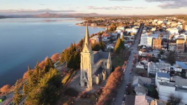 Rio Negro Arjantin Bariloche Bariloche Katedrali. Ortaçağ Kilisesi. Şehir merkezi sahnesi. Çarpıcı şehir manzarası. Bariloche Katedrali Rio 'daki Bariloche Zenci Arjantin.