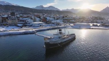 Tierra Del Fuego Arjantin 'deki Ushuaia' da Aziz Christopher Teknesi. Aziz Christopher Gemisi. Gemi Heykeli. Şehir merkezindeki şehir manzarası. Ushuaia 'da Aziz Christopher Teknesi Tierra Del Fuego Arjantin.