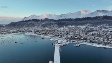 Tierra Del Fuego Arjantin 'deki Ushuaia' da kar kaplı şehir. Kar Tepeli Dağ. Turizm Tarihi Yer. Doğa manzarası. Tierra Del Fuego Arjantin 'de Ushuaia' da Karlı Şehir.