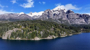Rio Negro Arjantin 'deki Bariloche' de Patagonya Skyline. Kar Tepeli Dağ. Chico Circuit. Bariloche Arjantin. Kış Yolculuğu. Rio Negro Arjantin 'deki Bariloche' de Patagonya Skyline.