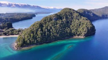 Patagonia Skyline Neuquen Arjantin 'deki Villa La Angostura' da. Karlı Dağlar. Angostura Köyü. Tatil seyahatleri. Patagonya Skyline Neuquen Arjantin 'deki Villa La Angostura' da.