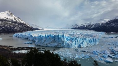 Santa Cruz Arjantin 'deki El Calafate' deki Los Glaciares Ulusal Parkı. Göz kamaştırıcı bir buzul. Los Glaciares Ulusal Parkı. Santa Cruz Arjantin 'deki El Calafate' deki Los Glaciares Ulusal Parkı.