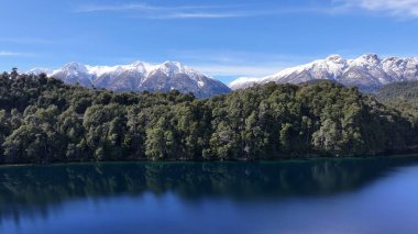 Patagonya Gölü Neuquen Arjantin 'deki Villa La Angostura' da. Karlı Dağlar. Angostura Köyü. Tatil seyahatleri. Patagonya Gölü Neuquen Arjantin 'deki Villa La Angostura' da.