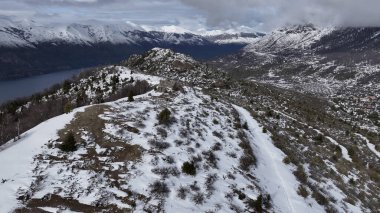 Rio Negro Arjantin 'deki Bariloche' de Patagonya Skyline. Karlı Dağ. Kar Düşen Sahne. Rio Zenci Arjantin. Kış Yolculuğu. Rio Negro Arjantin 'deki Bariloche' de Patagonya Skyline.