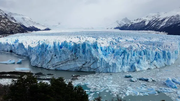 Santa Cruz Arjantin 'deki El Calafate' de Perito Moreno Buzulu. Göz kamaştırıcı manzara. Los Glaciares Ulusal Parkı. Buzdağı Arkaplanı. Santa Cruz Arjantin 'deki El Calafate' deki Perito Moreno Buzulu.