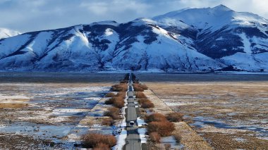 Santa Cruz Arjantin 'deki El Calafate' de Ruta 11 Yolu. Karlı Dağlar. Kar Kaplama Manzarası. Santa Cruz Arjantin. Kış Arkaplanı. Santa Cruz Arjantin 'de El Calafate' de Ruta 11 Yolu.