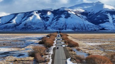 Santa Cruz Arjantin 'deki El Calafate' de Ruta 11 Yolu. Karlı Dağlar. Yol gezisi sahnesi. Santa Cruz Arjantin. Kış Yolculuğu. Santa Cruz Arjantin 'de El Calafate' de Ruta 11 Yolu.