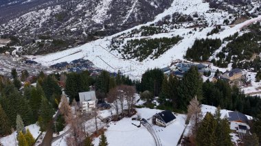 Rio Negro Arjantin 'deki Bariloche' de Cerro Katedrali. Karlı Dağ. Kayak istasyonu manzarası. Rio Zenci Arjantin. Kış sporları. Rio 'daki Bariloche Katedrali Zenci Arjantin.