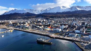 Ushuaia Skyline Fin Del Mundo Arjantin Ushuaia 'da. Dolambaçlı Manzara. Kare Arkaplan. Fin Del Mundo Arjantin. Şehir merkezindeki şehir manzarası. Ushuaia Skyline Fin Del Mundo Arjantin 'de Ushuaia' da.