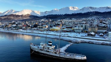 Tierra Del Fuego Arjantin 'deki Ushuaia' da Aziz Christopher Teknesi. Aziz Christopher Gemisi. Gemi Heykeli. Şehir merkezindeki şehir manzarası. Ushuaia 'da Aziz Christopher Teknesi Tierra Del Fuego Arjantin.