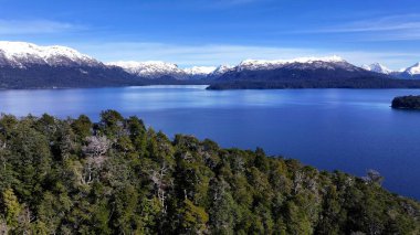 Patagonia Skyline Neuquen Arjantin 'deki Villa La Angostura' da. Kar Tepeli Dağlar. Angostura Köyü. Kış Yolculuğu. Patagonya Skyline Neuquen Arjantin 'deki Villa La Angostura' da.