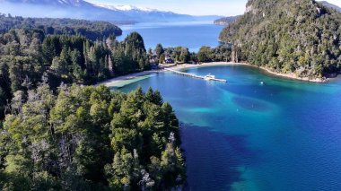 Bahia Brava, Neuquen Arjantin 'deki Villa La Angostura' da. Karlı Dağlar. Angostura Köyü. Geçmişe Seyahat. Bahia Brava Neuquen Arjantin 'deki Villa La Angostura' da.