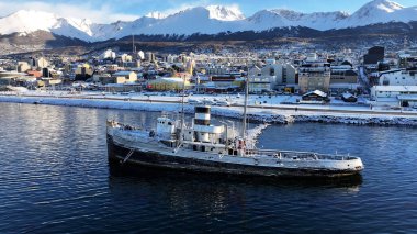 Tierra Del Fuego Arjantin 'deki Ushuaia' da Aziz Christopher Teknesi. Aziz Christopher Gemisi. Gemi Heykeli. Şehir merkezindeki şehir manzarası. Ushuaia 'da Aziz Christopher Teknesi Tierra Del Fuego Arjantin.