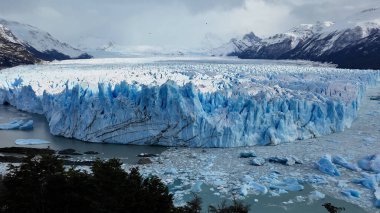 Santa Cruz Arjantin 'deki El Calafate' de Perito Moreno Buzulu. Göz kamaştırıcı manzara. Los Glaciares Ulusal Parkı. Buzdağı Arkaplanı. Santa Cruz Arjantin 'deki El Calafate' deki Perito Moreno Buzulu.