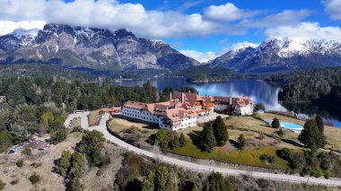 Rio Negro Arjantin, Bariloche 'deki Llao Llao Oteli. Kar Tepeli Dağ. Chico Circuit. Bariloche Arjantin. Kış Yolculuğu. Llao Llao Hotel Bariloche Rio Zenci Arjantin 'de.