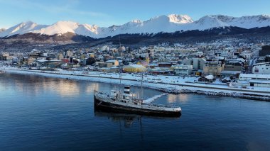 Tierra Del Fuego Arjantin 'deki Ushuaia' da Aziz Christopher Teknesi. Aziz Christopher Gemisi. Gemi Heykeli. Şehir merkezindeki şehir manzarası. Ushuaia 'da Aziz Christopher Teknesi Tierra Del Fuego Arjantin.