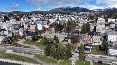 Rio Negro Arjantin 'deki Bariloche Meydanı' nda. Ünlü Turistik Meydanı. Şehir merkezinde. Çarpıcı şehir manzarası. Rio Negro Arjantin 'deki Bariloche Meydanı.