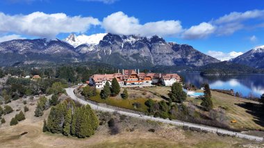 Rio Negro Arjantin, Bariloche 'deki Llao Llao Oteli. Kar Tepeli Dağ. Chico Circuit. Bariloche Arjantin. Kış Yolculuğu. Llao Llao Hotel Bariloche Rio Zenci Arjantin 'de.