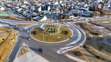 Ushuaia Roundabout Ushuaia Fin Del Mundo Arjantin 'de. Dolambaçlı Manzara. Geçmişe Seyahat. Fin Del Mundo Arjantin. Şehir merkezindeki şehir manzarası. Ushuaia Kavşağı Ushuaia Fin Del Mundo Arjantin