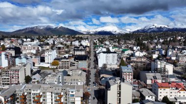 Bariloche, Rio Negro Arjantin 'in Bariloche şehrinde. Meşhur Şehir Sahnesi. Şehir merkezinde. Çarpıcı şehir manzarası. Bariloche Şehir Merkezi Rio 'daki Bariloche Zenci Arjantin.