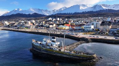 Tierra Del Fuego Arjantin 'deki Ushuaia' da Aziz Christopher Teknesi. Aziz Christopher Gemisi. Gemi Heykeli. Şehir merkezindeki şehir manzarası. Ushuaia 'da Aziz Christopher Teknesi Tierra Del Fuego Arjantin.