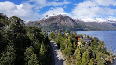 Rio Negro Arjantin, San Carlos de Bariloche 'deki Patagonya Yolu. Karlı Dağlar. Göl manzarası. Kış Yolculuğu. Patagonya Yolu San Carlos De Bariloche Rio Zenci Arjantin.