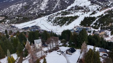 Rio Negro Arjantin 'deki Bariloche' de Cerro Katedrali. Karlı Dağ. Kayak istasyonu manzarası. Rio Zenci Arjantin. Kış sporları. Rio 'daki Bariloche Katedrali Zenci Arjantin.
