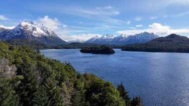 Rio Negro Arjantin 'deki Bariloche' de Patagonya Skyline. Kar Tepeli Dağ. Chico Circuit. Bariloche Arjantin. Kış Yolculuğu. Rio Negro Arjantin 'deki Bariloche' de Patagonya Skyline.