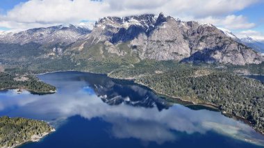 Rio Negro Arjantin 'deki San Carlos de Bariloche' de Chico Circuit. Karlı Dağlar. Chico Circuit. Tatil seyahatleri. Chico Circuit San Carlos De Bariloche Rio Zenci Arjantin 'de.