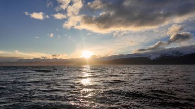 Tierra Del Fuego Arjantin 'deki Ushuaia' da Sunset Körfezi Suyu. İnanılmaz Bay Water. Deniz Gezisi. Tekne Teknesi Sahnesi. Tierra Del Fuego Arjantin 'deki Ushuaia' da Günbatımı Körfezi Suyu.