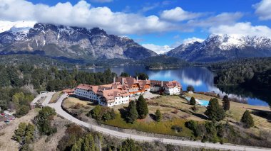Rio Negro Arjantin, San Carlos De Bariloche 'deki Llao Llao Oteli. Karlı Dağlar. Chico Circuit. Geçmişe Seyahat. Llao Llao Oteli San Carlos De Bariloche Rio Negro Arjantin 'de.
