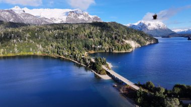 Rio Negro Arjantin, Bariloche 'deki Patagonya Yolu. Kar Tepeli Dağ. Chico Circuit. Bariloche Arjantin. Kış Yolculuğu. Rio Negro Arjantin 'deki Bariloche' de Patagonya Yolu.