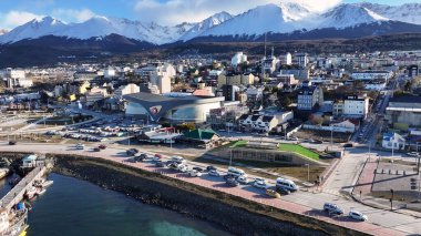 Ushuaia Skyline Fin Del Mundo Arjantin Ushuaia 'da. Dolambaçlı Manzara. Kare Arkaplan. Fin Del Mundo Arjantin. Şehir merkezindeki şehir manzarası. Ushuaia Skyline Fin Del Mundo Arjantin 'de Ushuaia' da.