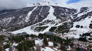 Rio Negro Arjantin 'deki Bariloche' de Patagonya Skyline. Karlı Dağ. Kar Düşen Sahne. Rio Zenci Arjantin. Kış Yolculuğu. Rio Negro Arjantin 'deki Bariloche' de Patagonya Skyline.