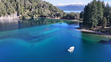 Bahia Brava, Neuquen Arjantin 'deki Villa La Angostura' da. Kar Tepeli Dağlar. Angostura Köyü. Villa La Angostura Arjantin. Kış Yolculuğu. Bahia Brava Neuquen Arjantin 'deki Villa La Angostura' da.