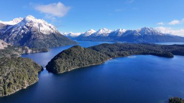 Rio Negro Arjantin 'deki Bariloche' de Patagonya Skyline. Kar Tepeli Dağ. Chico Circuit. Bariloche Arjantin. Kış Yolculuğu. Rio Negro Arjantin 'deki Bariloche' de Patagonya Skyline.