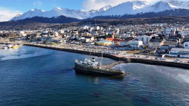 Tierra Del Fuego Arjantin 'deki Ushuaia' da Aziz Christopher Teknesi. Aziz Christopher Gemisi. Gemi Heykeli. Şehir merkezindeki şehir manzarası. Ushuaia 'da Aziz Christopher Teknesi Tierra Del Fuego Arjantin.