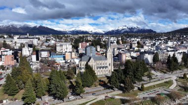Rio Negro Arjantin 'deki San Carlos de Bariloche Bariloche Kilisesi. Ortaçağ Kilisesi. Şehir merkezinde. Çarpıcı şehir manzarası. Bariloche Kilisesi Rio Negro Arjantin 'de San Carlos de Bariloche' de.