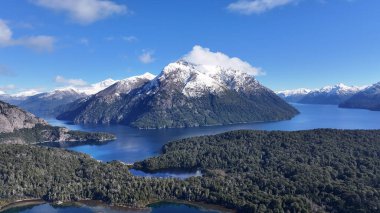 Rio Negro Arjantin 'deki Bariloche' de Patagonya Skyline. Kar Tepeli Dağ. Chico Circuit. Bariloche Arjantin. Kış Yolculuğu. Rio Negro Arjantin 'deki Bariloche' de Patagonya Skyline.