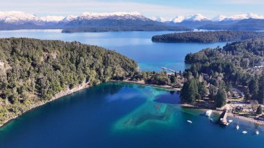 Patagonia Skyline Neuquen Arjantin 'deki Villa La Angostura' da. Karlı Dağlar. Angostura Köyü. Tatil seyahatleri. Patagonya Skyline Neuquen Arjantin 'deki Villa La Angostura' da.