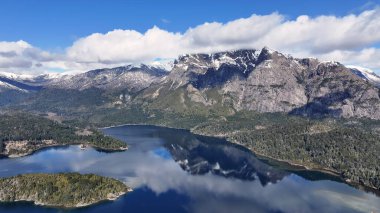 Rio Negro Arjantin 'deki Bariloche' de Patagonya Skyline. Kar Tepeli Dağ. Chico Circuit. Bariloche Arjantin. Kış Yolculuğu. Rio Negro Arjantin 'deki Bariloche' de Patagonya Skyline.