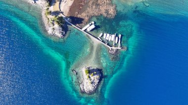 Rio Negro Arjantin, San Carlos de Bariloche 'deki Patagonya Nehri. Turkuaz Körfez Suyu. Chico Circuit. Tatil seyahatleri. Patagonya Nehri San Carlos De Bariloche Rio Zenci Arjantin.