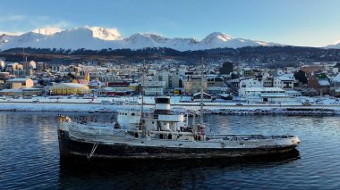 Tierra Del Fuego Arjantin 'deki Ushuaia' da Aziz Christopher Teknesi. Aziz Christopher Gemisi. Gemi Heykeli. Şehir merkezindeki şehir manzarası. Ushuaia 'da Aziz Christopher Teknesi Tierra Del Fuego Arjantin.
