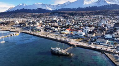 Tierra Del Fuego Arjantin 'deki Ushuaia' da Aziz Christopher Teknesi. Aziz Christopher Gemisi. Gemi Heykeli. Şehir merkezindeki şehir manzarası. Ushuaia 'da Aziz Christopher Teknesi Tierra Del Fuego Arjantin.